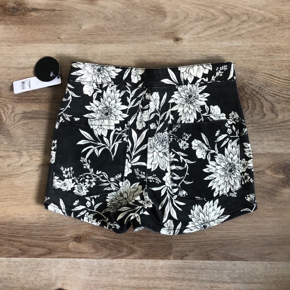 Brand New Floral Shorts - Picture 2 of 8